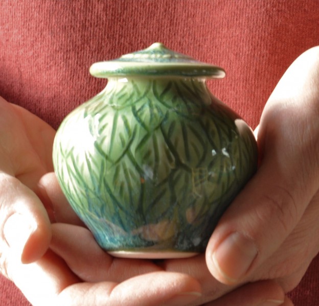 green-leaf-urn-_lucia-pottery